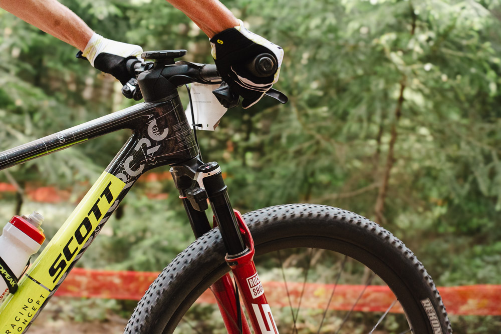 Scott Spark RC 2027 - nový karbónový XC bicykel s hlavovým uhlom 65 stupňov